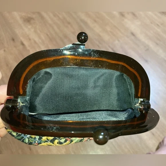 VINTAGE TAPESTRY FLORAL COIN PURSE WITH LUCITE KISS LOCK HAND MADE IN JAPAN - Picture 7 of 8